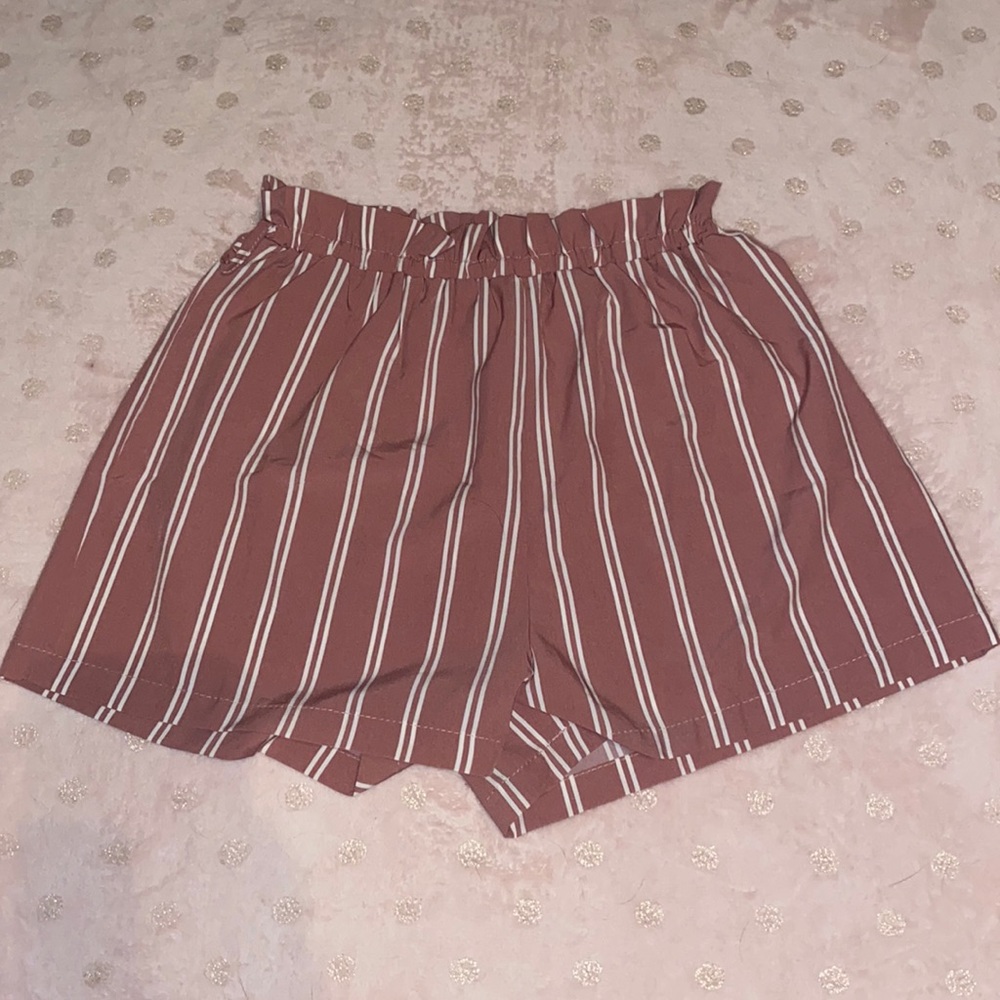 adorable pink and white paper bag shorts!!